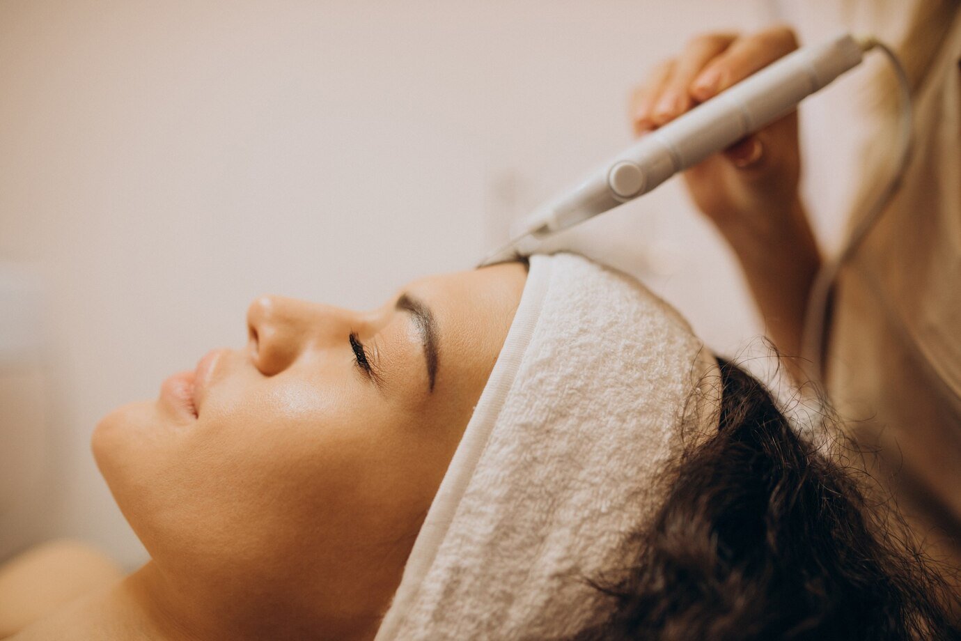 woman-cosmetologist-making-beauty-procedures_1303-26016 woman-cosmetologist-making-beauty-procedures_1303-26016